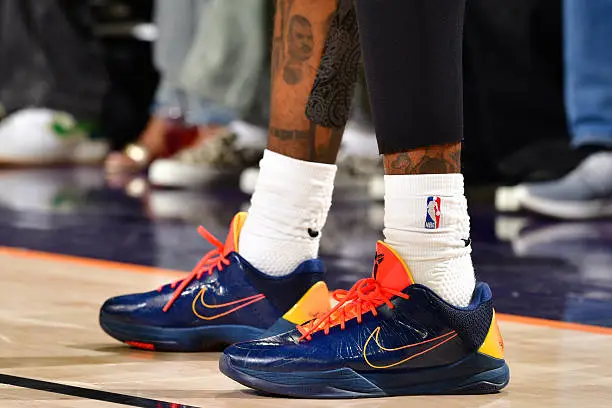 B体育app下载-格林穿着Kobe5,得到26分5篮板6助攻1抢断